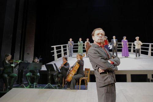 Szene aus „Fellinis Schiff der Träume“, neu inszeniert bzw. interpretiert am Vorarlberger Landestheater in Bregenz. Fotos: LT/Köhler