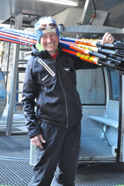 Tausende Slalomstangen hat Günter Lisch in seinem langen Trainerdasein bereits geschultert. Foto: cm