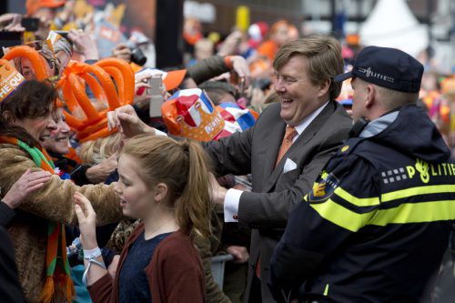 Tilburg im Ausnahmezustand: Die Stadt bescherte dem König und seiner Familie eine fröhliche Party. Foto: AP
