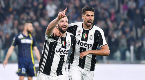 Turins Sami Khedira (r.) jubelt mit Gonzalo Higuain – und warnt. Ap