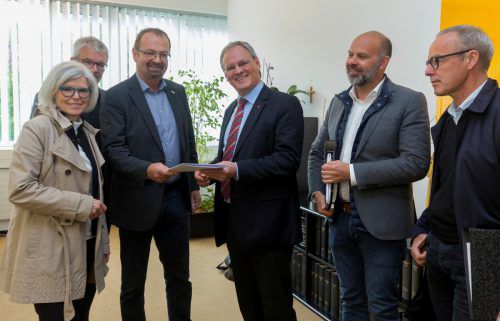 Übergabe der Petition: (v.l.): Bgm. Angelika Schwarzmann, Bgm. Arnold Hirschbühl, Bgm. Rainer Siegele, LTP Harald Sonderegger, Bgm. Jürgen Kuster und Architekt Hermann Kaufmann. Foto: VN/Paulitsch