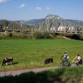 Aggressiver Radfahrer attackiert Fußgänger