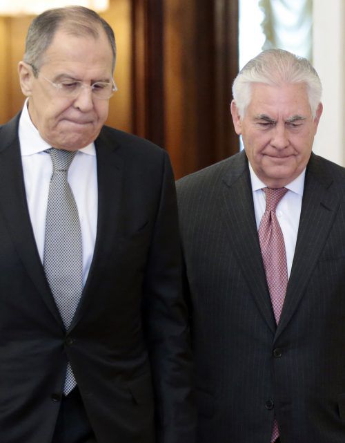Versteinerte Mienen: Lawrow (l.) empfing Tillerson in der russischen Hauptstadt. Foto: AP
