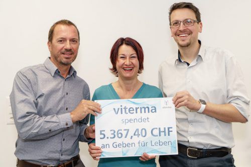viterma-Geschäftsführer Herbert (l.) und Marco Fitz (r.) bei der Spendenübergabe an Susanne Marosch vom Verein „Geben für Leben“.  Foto: viterma