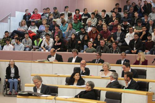 Volle Ränge im Landtag: 40 Sozialarbeiter lauschten der Mindestsicherungsdebatte. Fotos: VN/Hartinger
