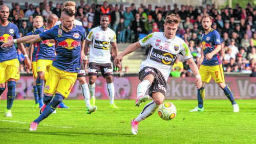 Während Bulle Valon Berisha (links) sehr viel gelang und der Schwede kaum in den Griff zu bekommen war, mühten sich Nikola Dovedan (rechts) und Co. vergeblich. Foto: gepa