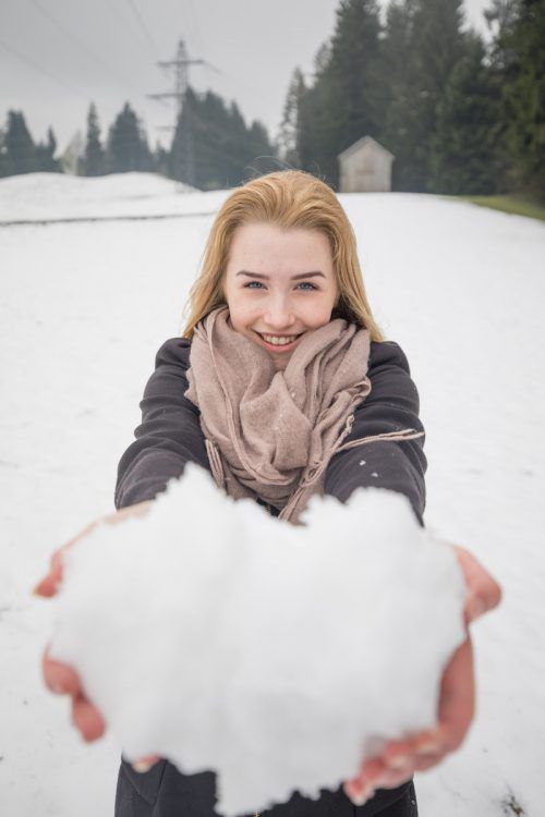 Während Charlotte (18) aus Bregenz am Pfänder noch Schneebälle wirft, ist Nathaniel (14) aus Schlins schon in Freibadstimmung. VN/Paulitsch, Sams
