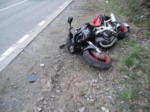 Während der Lenker mit leichten Verletzungen davonkam, entstand an seinem Motorrad Totalschaden. Foto:POlizei