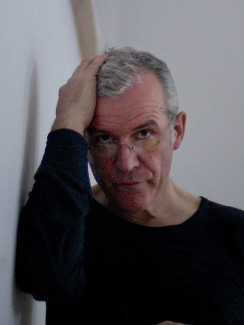 Wolfgang Bender arbeitet im Künstleratelier in Litauen. Bender