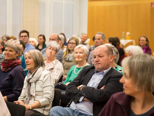 Zahlreiche interessierte Besucher waren bei der Filmvorführung im Pfarrzentrum „zemma“ dabei. Foto: Verein