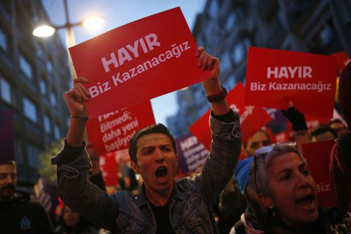 Zahlreiche Menschen protestierten in Istanbul. Foto: AP