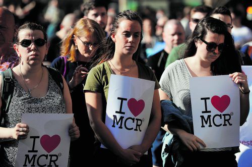 Am Dienstag kamen die Bürger von Manchester zu Tausenden auf dem Albert Square zusammen, um der Opfer des Anschlags zu gedenken. Reuters