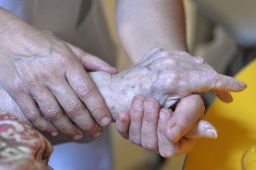 Die Palliativmedizin bzw. Palliativpflege wird offenbar immer noch unterschätzt, was die Palette an Interventionen angeht. afp