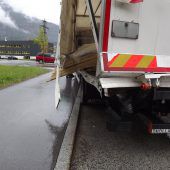 Lkw rammt Zuggarnitur
