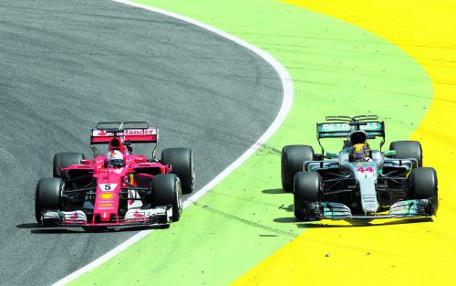 Das Duell gab etwas her: Mercedes-Star Lewis Hamilton (r.) schnappte sich in der 44. Runde Ferrari-Ass Sebastian Vettel und fuhr auf und davon. Foto: Reuters