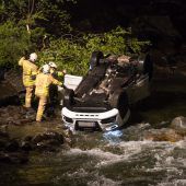Auto landete im Fluss