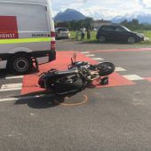 Auto prallt gegen Motorrad