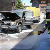 Ein brennendes Auto neben Zapfsäulen