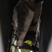 Mutter rettet sich mit Kind vor den Flammen