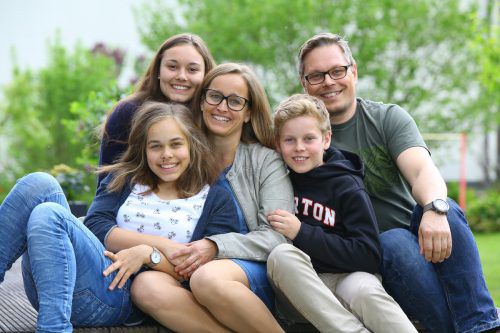 Familie Fitsch mit Anna, Magdalena, Mama Verena, Valentin und Papa Martin (v. l.) ist immer füreinander da.