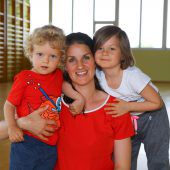 Alina (38) aus Dornbirn mit Stefan (2) und Sophia (5)