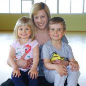 Nathalie (32) aus Dornbirn mit Leticia (3) und Leandro (4)