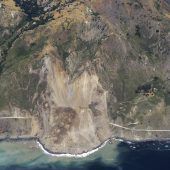 Riesige Erdmassen verschütten Teil des Highway 1 in Kalifornien