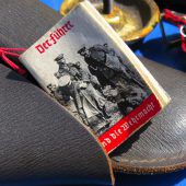 Hakenkreuze und Hitler am Röthner Flohmarkt