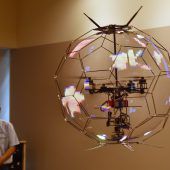 LED-Drohne in Japan präsentiert