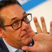Strache spricht von „Scheinstaatsbürgern“