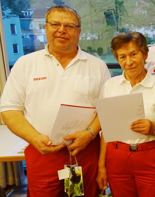 Große Ehrung: Anton Amann und Annemarie Dona sind seit 40 Jahren bei der Emser Rettungsabteilung.