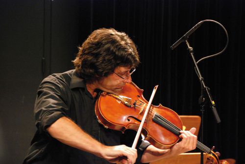 Mit dem „Ensemble plus“ steht Andreas Ticozzi vor weiteren Uraufführungen. Foto: JU