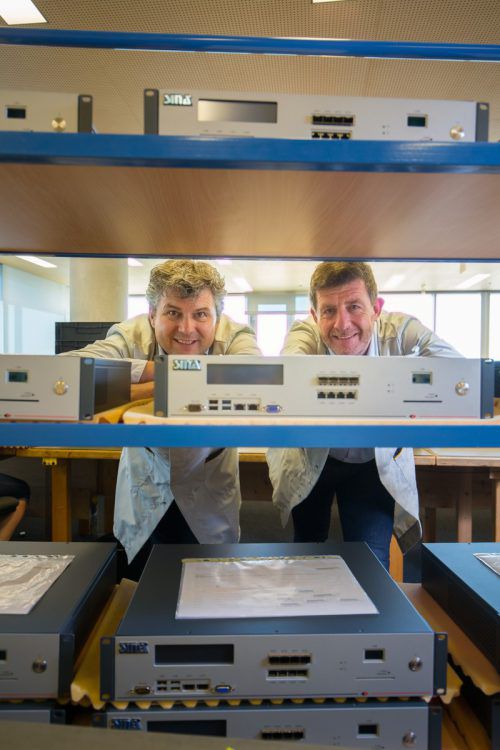 Mit der System Industrie Electronic GmbH auf Erfolgslauf: Markus Dillinger (l.) und Jürgen Duelli. Foto: VN/Hartinger