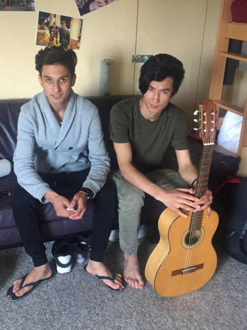 Shafi (l.) und Mahdi warten auf die Nachricht vom BFA. Foto: VN/Fetz