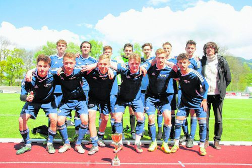 Siegreiche Mannschaft der HAK Bregenz, vorne v. l.: Kilian Madlener, Arbnor Rexhaj, Felix Moosmann, Lukas Müller, Niklas Vogel, Berkay Dede. Hinten v.l.: Christopher Nagel, Hamza Can, Bastian Bösch, Laurin Kreil, Felix Hefel, Ivan Bokanovic, Mark König, Trainer Manfred Schneider. Foto: wam