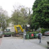 Bagger im Kirchenpark