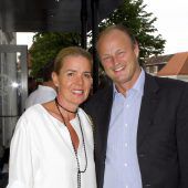 Kunterbunte Feier in Schwarz-Weiß