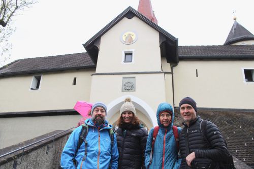 Um Mitternacht startete diese Gruppe in Wolfurt. Foto: Koe