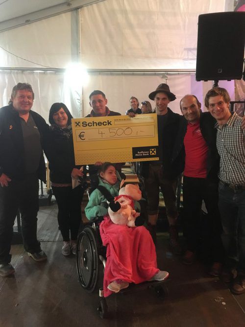 Werner Lever, Julia und Mario Bischof mit Angelina, Matthias Trappolin, Roland Hoffmann und Auktionator Johann Künzle. verein