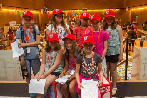 Acht Kinderreporter aus Hohenweiler berichten vom zweiten Tag der Buch am Bach. Foto: VN/Steurer