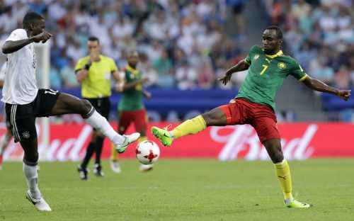 Altachs Nicolas Moumi Ngamaleu (im Bild rechts gegen den Deutschen Antonio Rüdiger) ist bereits in Tiflis angekommen. Foto: ap