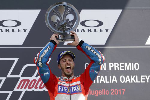 Andrea Dovizioso freute sich bei der italienischen Gala in Mugello über den Sieg in der MotoGP-Kategorie.  Foto: ap