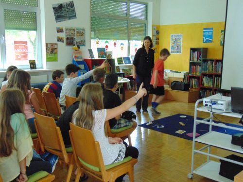 Anhand praktischer Beispiele erfuhren die Kinder, was bei einer Demenzerkrankung passiert.  Foto: mima