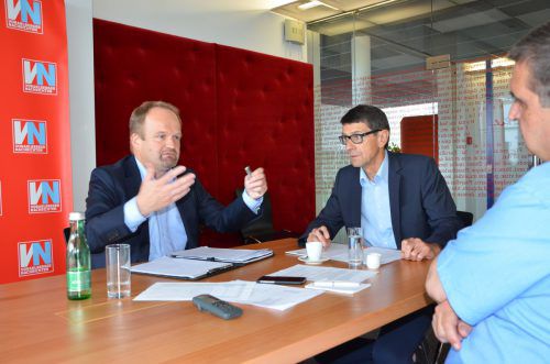 Armin Rupp und Peter Kopf: „Vorbeugen muss man schon früher mit fundiertem Finanzunterricht an den Schulen.“  Foto: VN/Ger