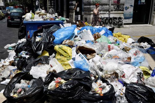 Auf den Straßen von Städten wie Athen und Thessaloniki liegen Schätzungen der Lokalbehörden zufolge mehr als 1000 Tonnen Müll. Foto: AFP