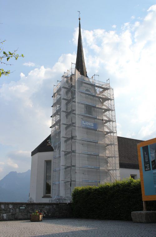 Bis September dauert die Sanierung des Kirchturms in Schnifis.