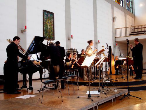Das „Ensemble plus“ mit dem Dirigenten Thomas Gertner und Mezzosopranistin Sigrid Plundrich in der Pfarrkirche Altach. Foto: JU