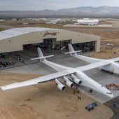 Weltgrößtes Flugzeug rollte aus dem Hangar