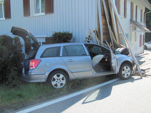 Das Haus und der Pkw wurden erheblich beschädigt. Foto: POlizei