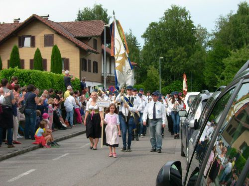 Das Sandarfäscht startet mit dem Einmarsch der Kapellen auf die Festwiese.  Foto: bet
